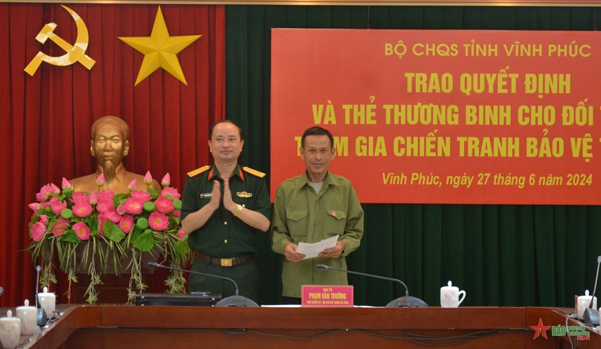 Bộ CHQS tỉnh Vĩnh Phúc trao quyết định và thẻ thương binh cho đối tượng chính sách