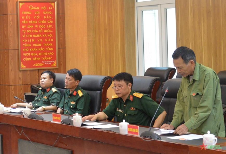 Bộ CHQS tỉnh Vĩnh Phúc trao quyết định và thẻ thương binh cho đối tượng chính sách