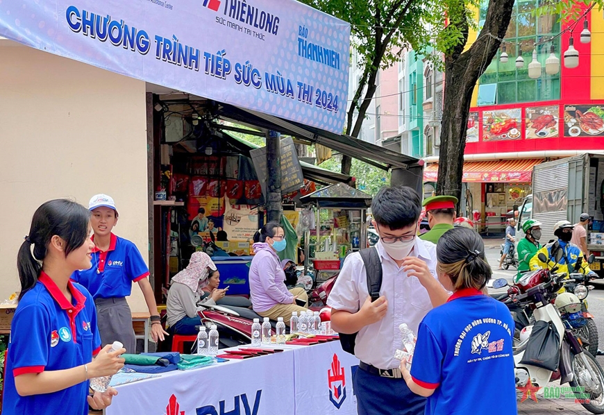 TP Hồ Chí Minh: Nét đẹp sinh viên tình nguyện tiếp sức mùa thi