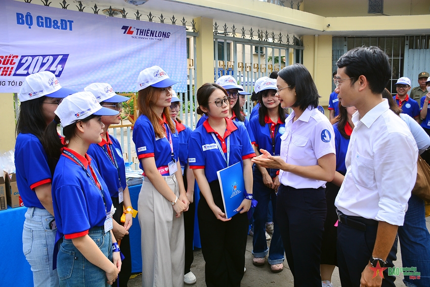 TP Hồ Chí Minh: Nét đẹp sinh viên tình nguyện tiếp sức mùa thi