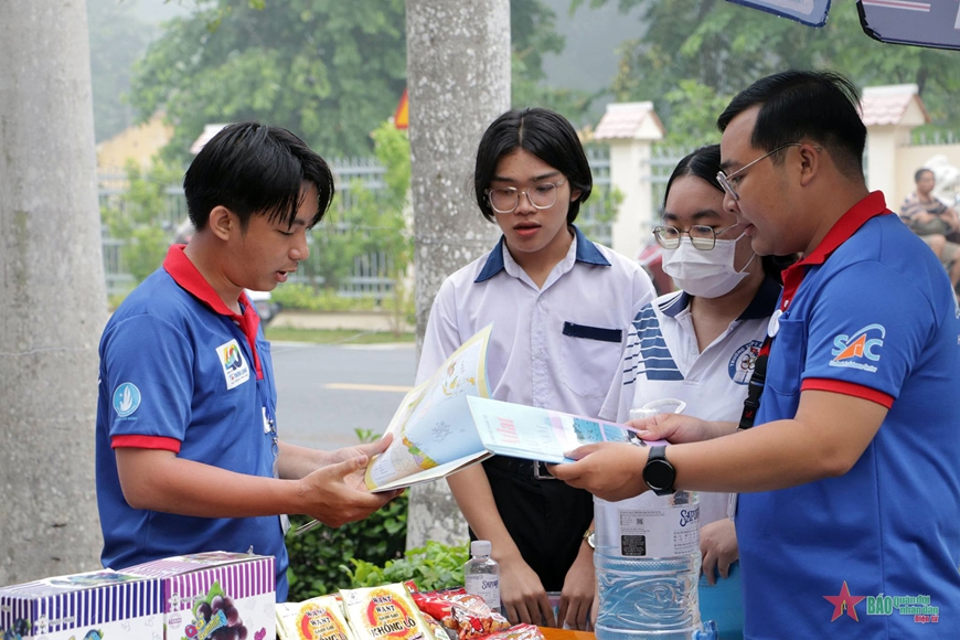 TP Hồ Chí Minh: Nét đẹp sinh viên tình nguyện tiếp sức mùa thi