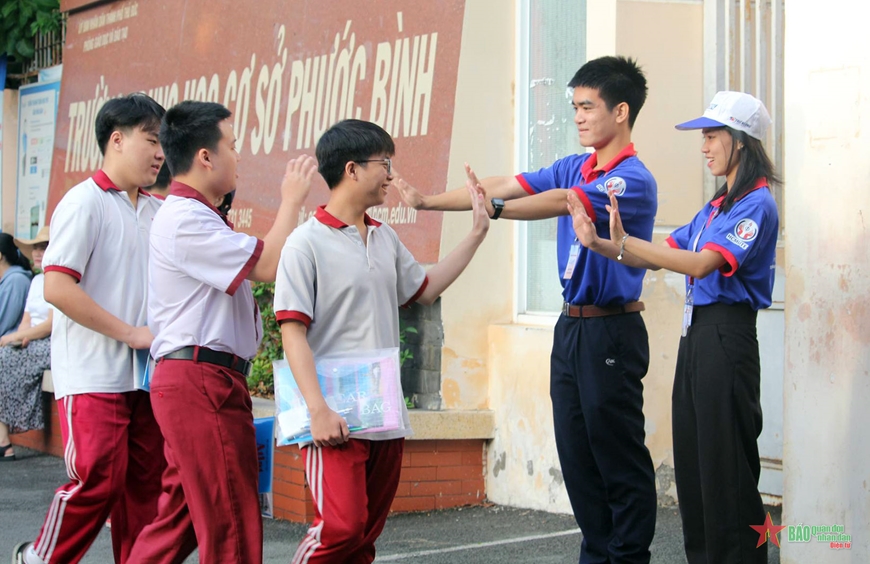TP Hồ Chí Minh: Nét đẹp sinh viên tình nguyện tiếp sức mùa thi