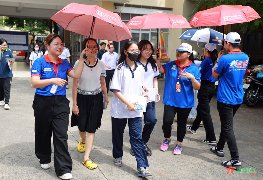 TP Hồ Chí Minh: Nét đẹp sinh viên tình nguyện tiếp sức mùa thi