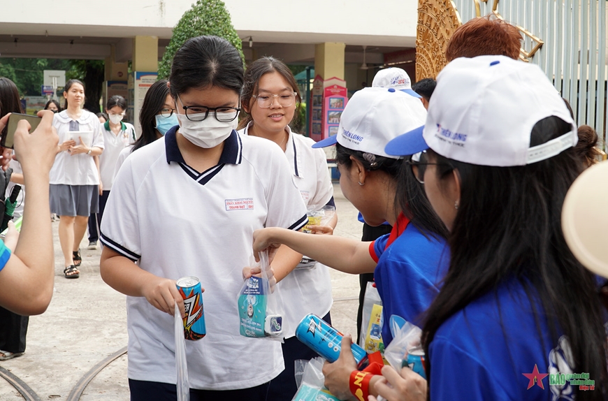 TP Hồ Chí Minh: Nét đẹp sinh viên tình nguyện tiếp sức mùa thi