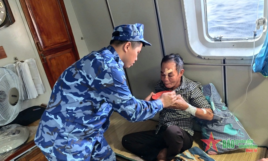 Vùng Cảnh sát biển 2 cấp cứu ngư nhân bị nạn trên biển