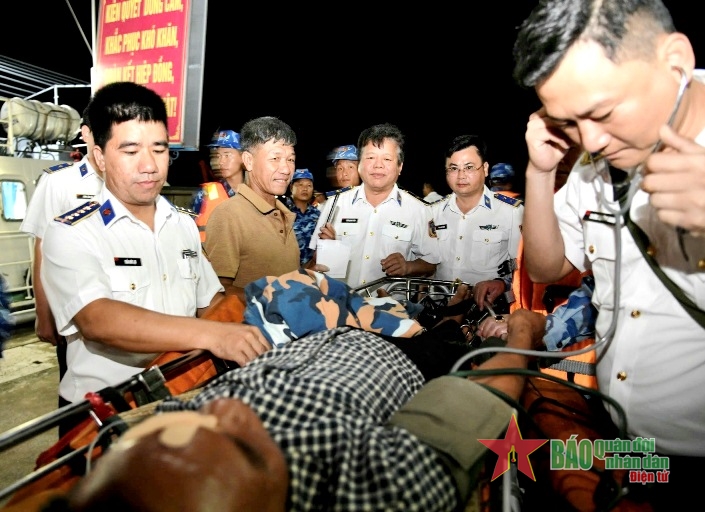Vùng Cảnh sát biển 2 cấp cứu ngư nhân bị nạn trên biển Vùng Cảnh sát biển 2 cấp cứu ngư nhân bị nạn trên biển