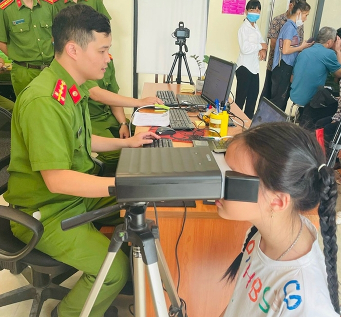 Nhiều gia đình tại Hà Nội đăng ký cấp thẻ căn cước cho con em