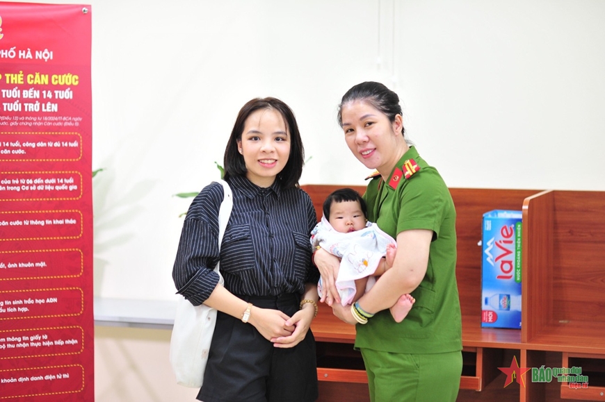 Nhiều gia đình tại Hà Nội đăng ký cấp thẻ căn cước cho con em