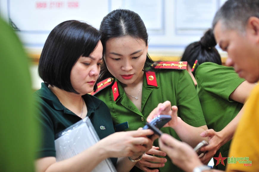 Nhiều gia đình tại Hà Nội đăng ký cấp thẻ căn cước cho con em