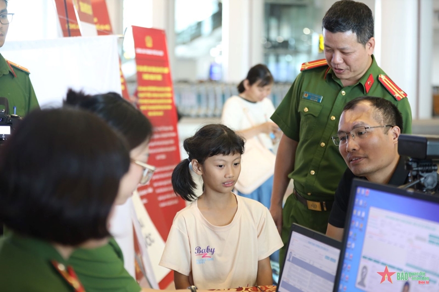Nhiều gia đình tại Hà Nội đăng ký cấp thẻ căn cước cho con em