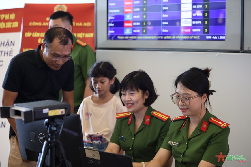 Nhiều gia đình tại Hà Nội đăng ký cấp thẻ căn cước cho con em