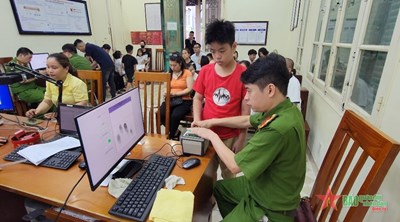 Gallery - 	Nhiều gia đình tại Hà Nội đăng ký cấp thẻ căn cước cho con em