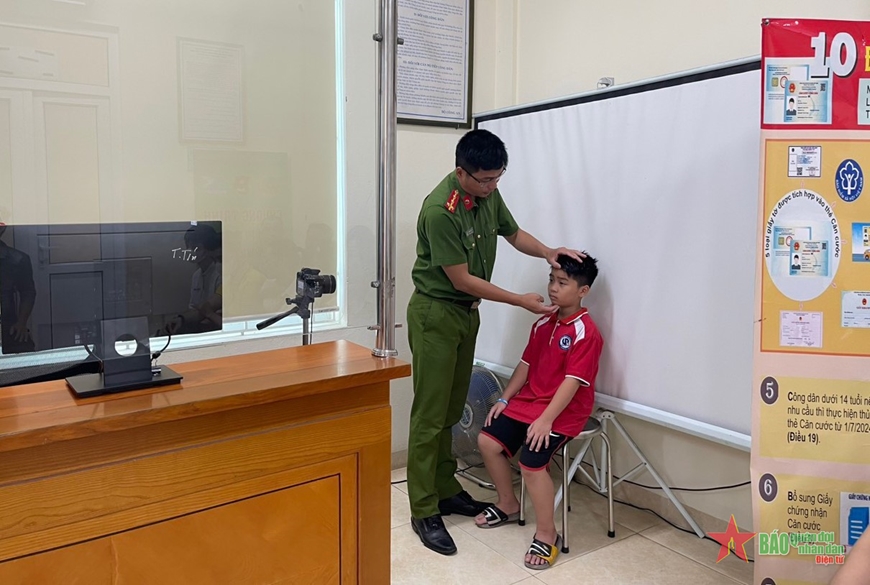 Nhiều gia đình tại Hà Nội đăng ký cấp thẻ căn cước cho con em