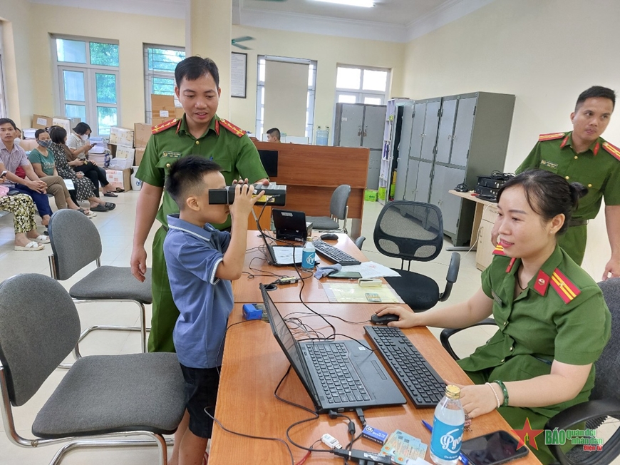 Nhiều gia đình tại Hà Nội đăng ký cấp thẻ căn cước cho con em