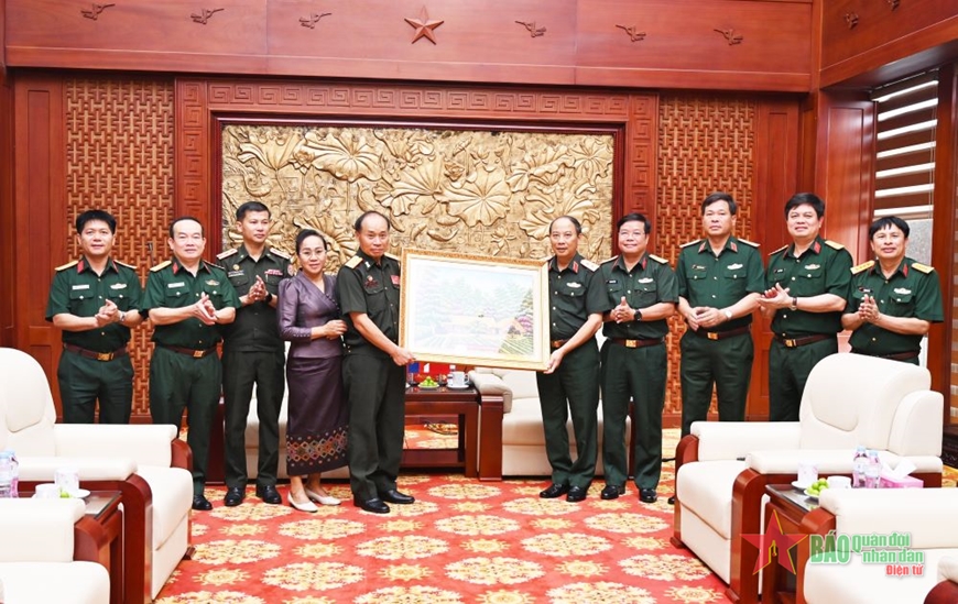 Đoàn công tác Bộ Quốc phòng Lào thăm Quân khu 4