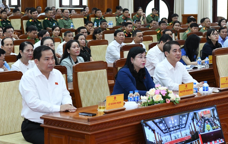 Chủ tịch Quốc hội thăm, tặng quà gia đình chính sách, người có công với cách mạng tại tỉnh Hậu Giang