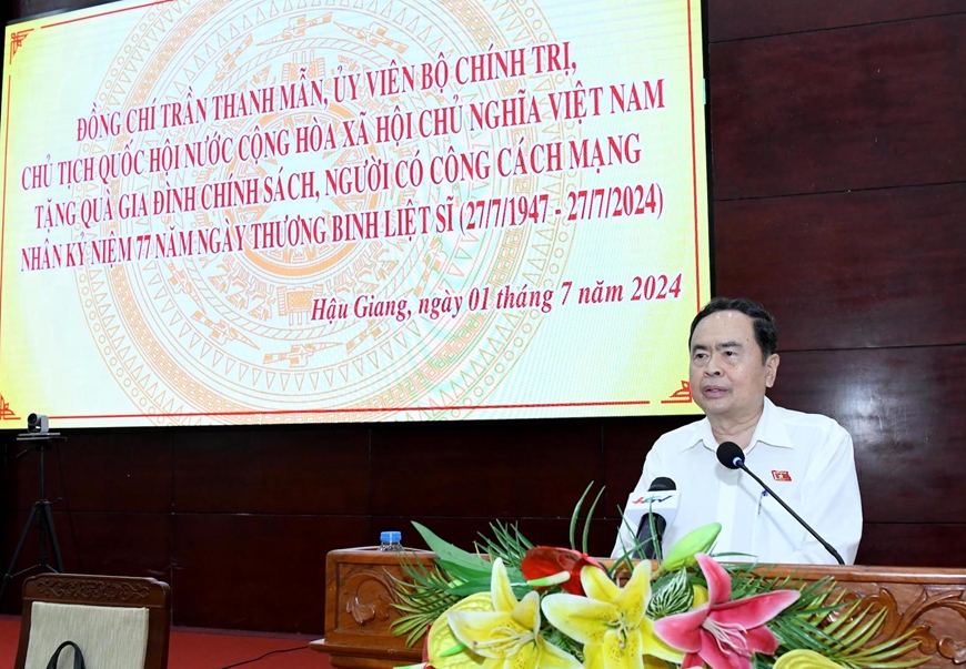 Chủ tịch Quốc hội thăm, tặng quà gia đình chính sách, người có công với cách mạng tại tỉnh Hậu Giang