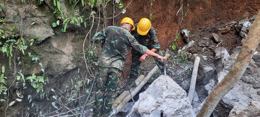 Lực lượng Công binh Quân khu 1 tham gia cứu hộ vụ sập hang động