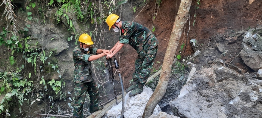 Lực lượng Công binh Quân khu 1 tham gia cứu hộ vụ sập hang động