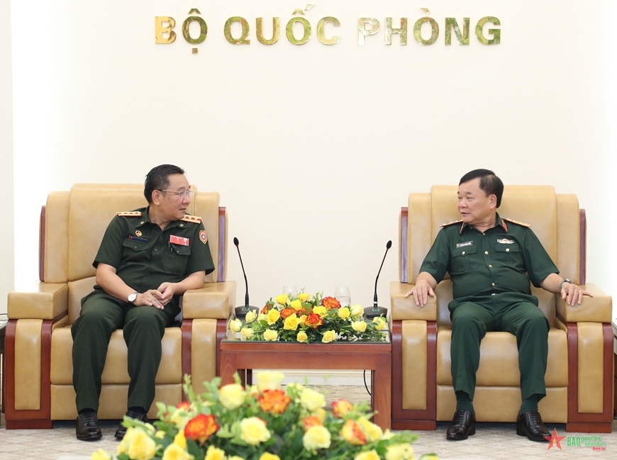 Thượng tướng Hoàng Xuân Chiến tiếp các Tùy viên Quốc phòng cũ và mới của Lào
