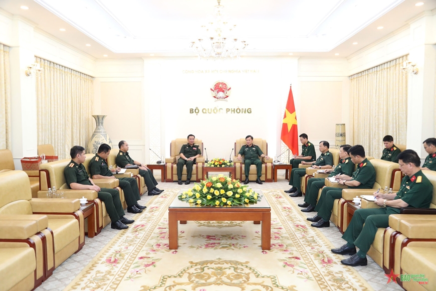 Thượng tướng Hoàng Xuân Chiến tiếp các Tùy viên Quốc phòng cũ và mới của Lào