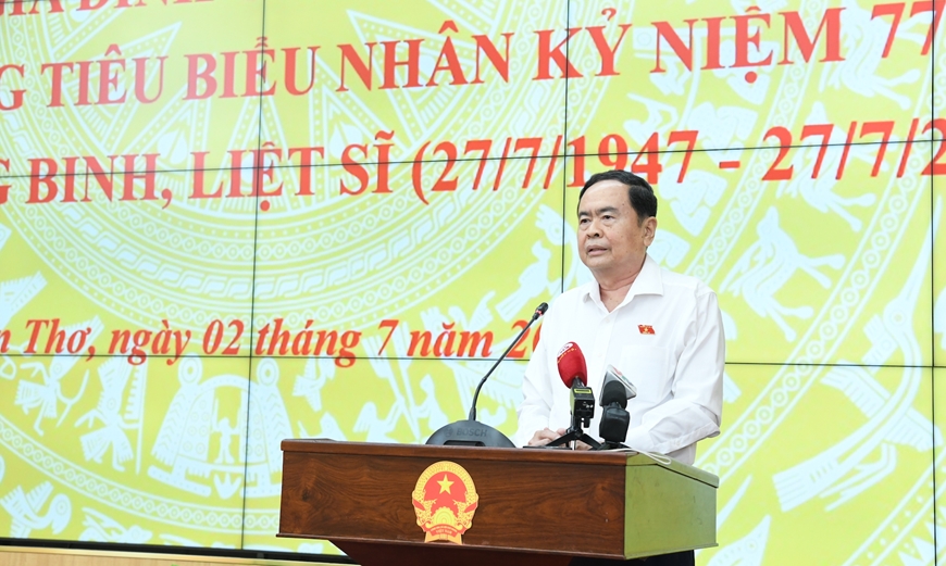 Chủ tịch Quốc hội thăm, tặng quà gia đình chính sách, người có công với cách mạng tại TP Cần Thơ