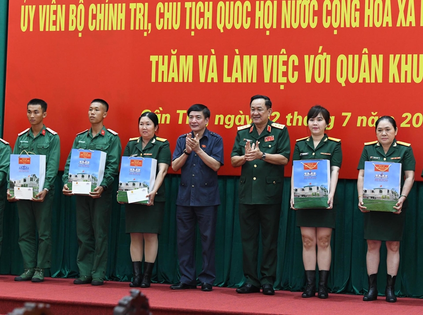 Chủ tịch Quốc hội Trần Thanh Mẫn thăm, làm việc với Quân khu 9
