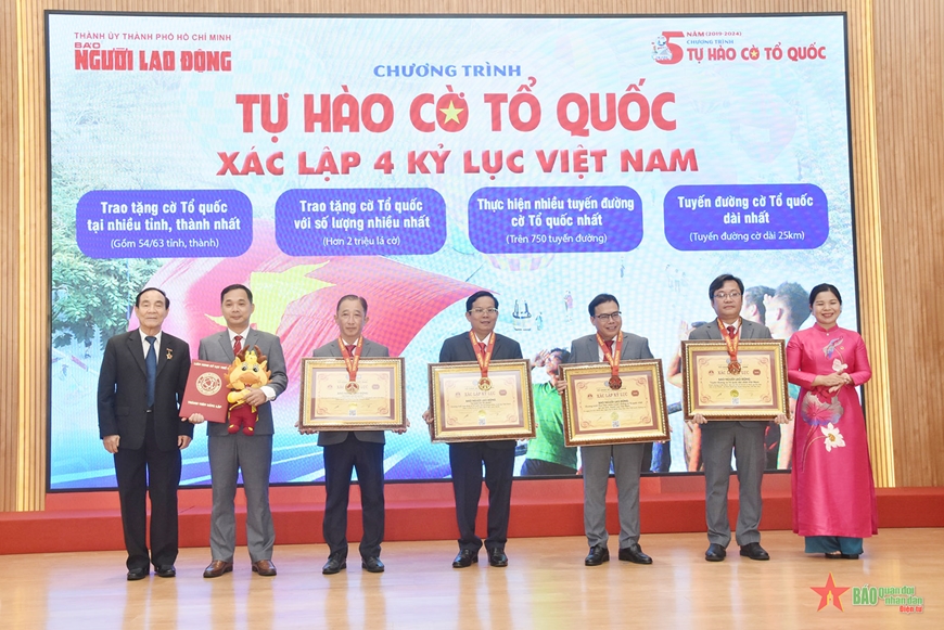 Chương trình Tự hào cờ Tổ quốc xác lập 4 kỷ lục Việt Nam