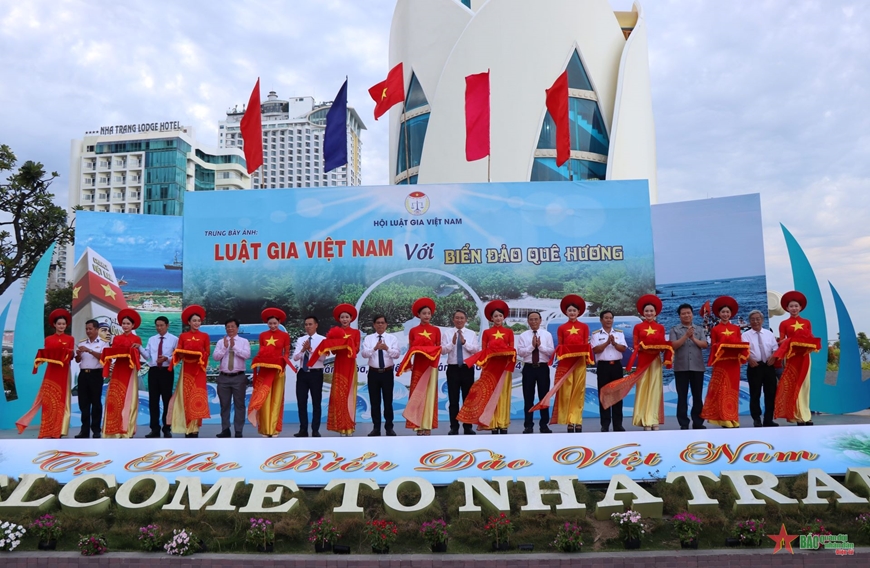 Tuần lễ trưng bày ảnh “Luật gia Việt Nam với biển đảo quê hương” lần thứ 5