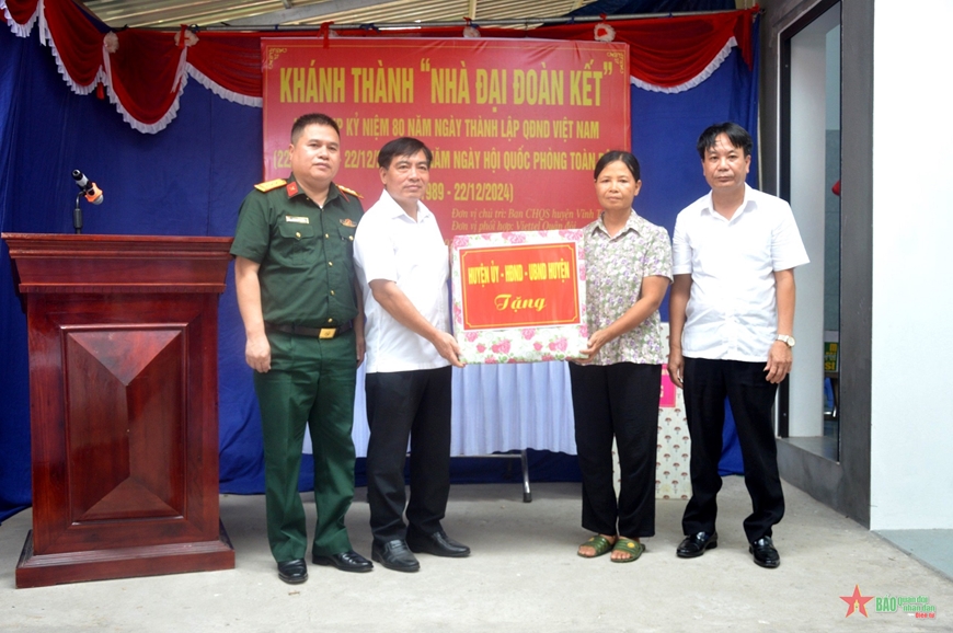 Trao “Nhà đại đoàn kết” tặng gia đình hộ nghèo trên địa bàn huyện Vĩnh Tường