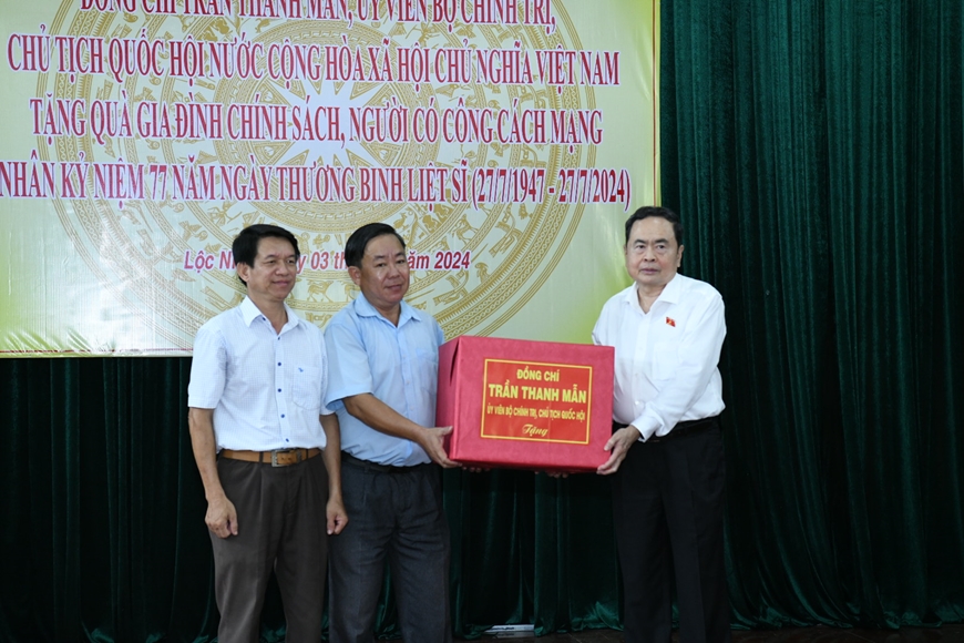 Chủ tịch Quốc hội Trần Thanh Mẫn thăm di tích lịch sử cách mạng, tặng quà gia đình chính sách tại Bình Phước