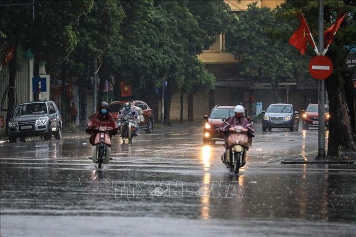 Thời tiết hôm nay (5-7): Tây và Đông Bắc Bộ có mưa rào, dông rải rác
