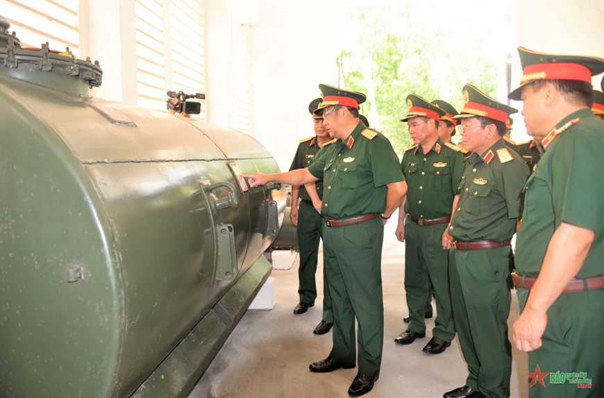 Thượng tướng Phạm Hoài Nam kiểm tra tại Lữ đoàn 490