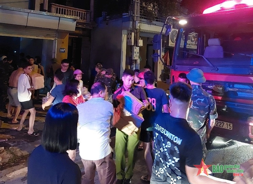 Ban Chỉ huy Quân sự thành phố Phúc Yên xuyên đêm chữa cháy