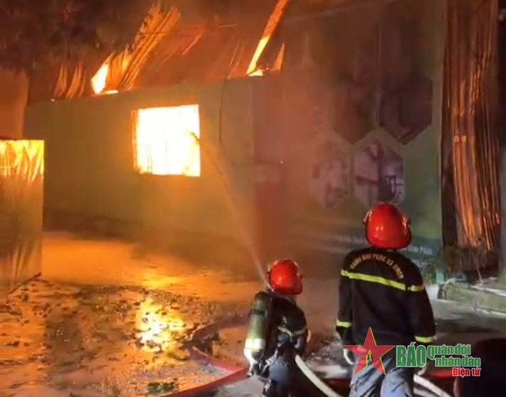 Ban Chỉ huy Quân sự thành phố Phúc Yên xuyên đêm chữa cháy