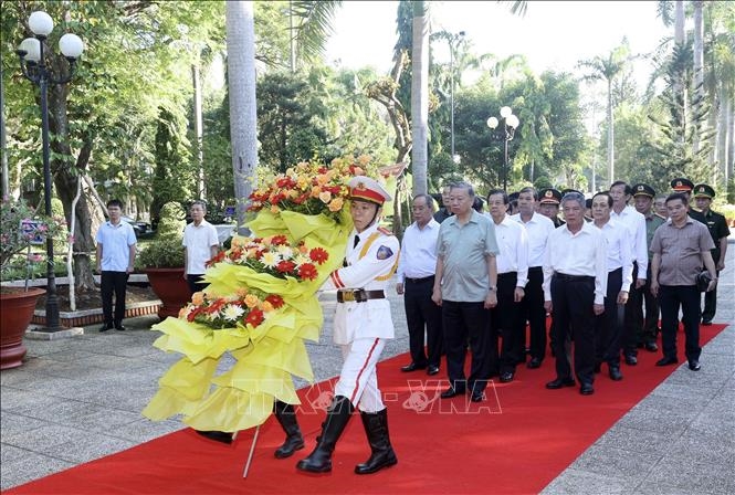 Chủ tịch nước Tô Lâm dâng hương tưởng nhớ Bác Hồ tại Trà Vinh