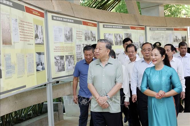 Chủ tịch nước Tô Lâm dâng hương tưởng nhớ Bác Hồ tại Trà Vinh