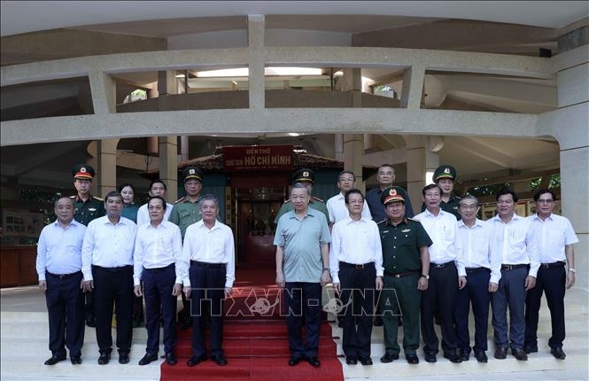 Chủ tịch nước Tô Lâm dâng hương tưởng nhớ Bác Hồ tại Trà Vinh