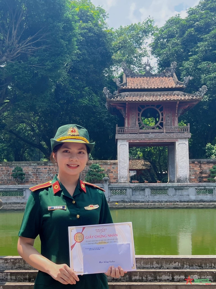 Nữ sinh quân y giỏi tiếng Anh, mê làm thiện nguyện