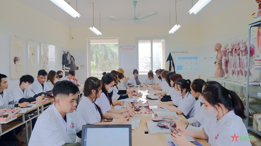 Đào tạo nhân lực ngành y dược theo mô hình: Bệnh viện-nhà trường-doanh nghiệp