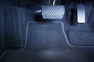 日本は車のアクセル誤踏防止技術の活用を求める
