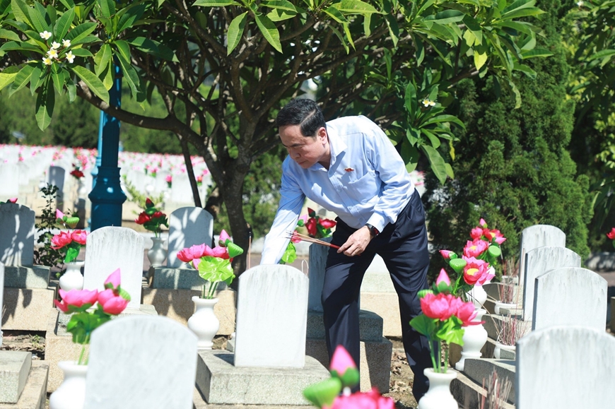 Chủ tịch Quốc hội Trần Thanh Mẫn dâng hương tưởng nhớ Chủ tịch Hồ Chí Minh tại Khu di tích Kim Liên