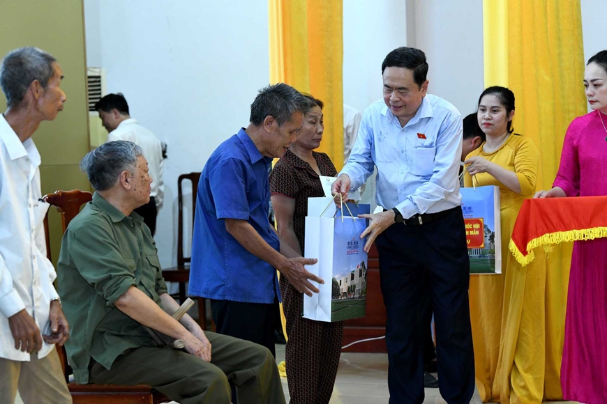 Chủ tịch Quốc hội Trần Thanh Mẫn dâng hương tưởng nhớ Chủ tịch Hồ Chí Minh tại Khu di tích Kim Liên