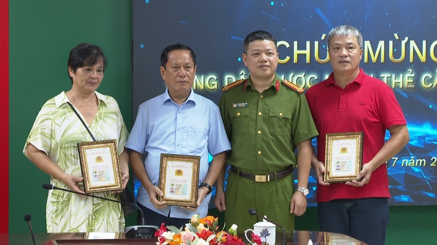 Những công dân đầu tiên tại Hà Nội được nhận thẻ căn cước mới
