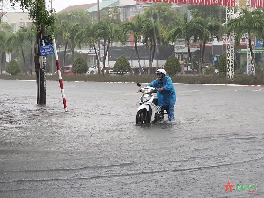 Rạch Giá chìm trong biển nước sau cơn mưa lớn lúc sáng sớm
