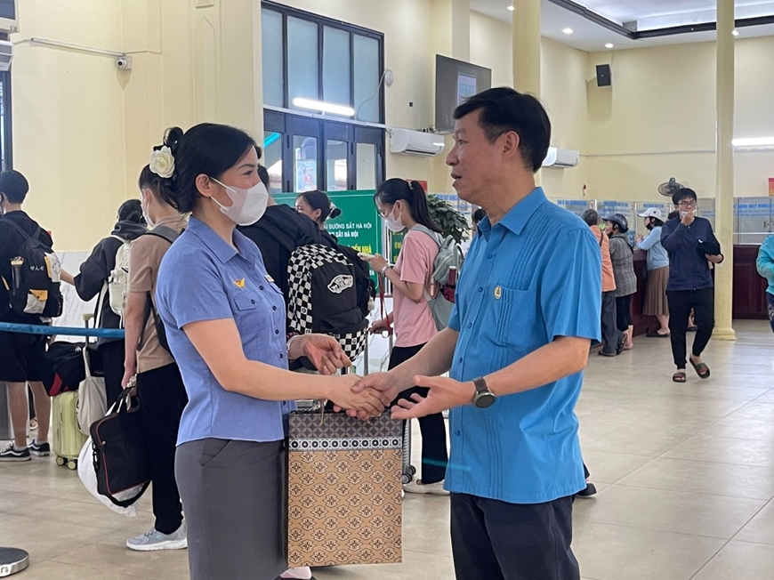 Duy trì mức thu 2% kinh phí công đoàn để chăm lo tốt hơn cho người lao động