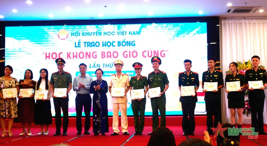 463 tấm gương được trao học bổng “Học không bao giờ cùng” 463 tấm gương được trao học bổng “Học không bao giờ cùng”