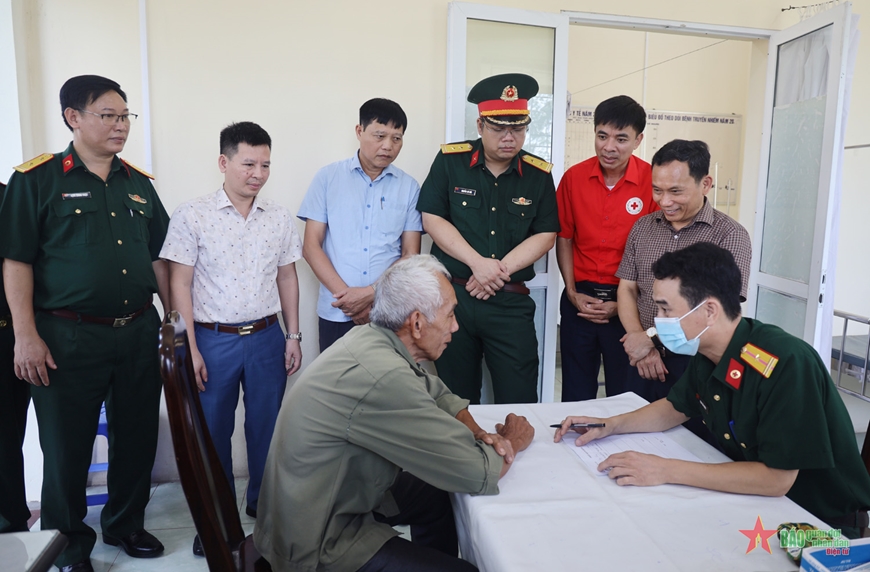 Bộ CHQS tỉnh Hưng Yên phối hợp khám bệnh miễn phí cho đối tượng chính sách