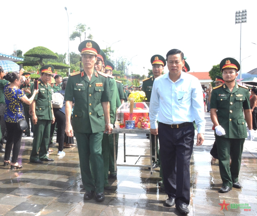 Trung tướng Nguyễn Trọng Bình dự lễ truy điệu và an táng hài cốt liệt sĩ tại Hà Giang