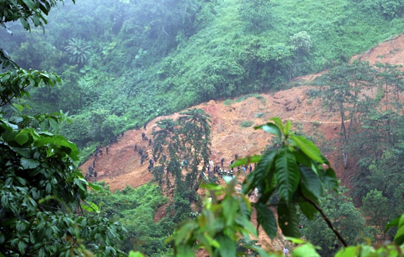 Hà Giang: Huy động hơn 100 cán bộ, chiến sĩ Quân đội tham gia tìm kiếm nạn nhân và khắc phục hậu quả sạt lở đất